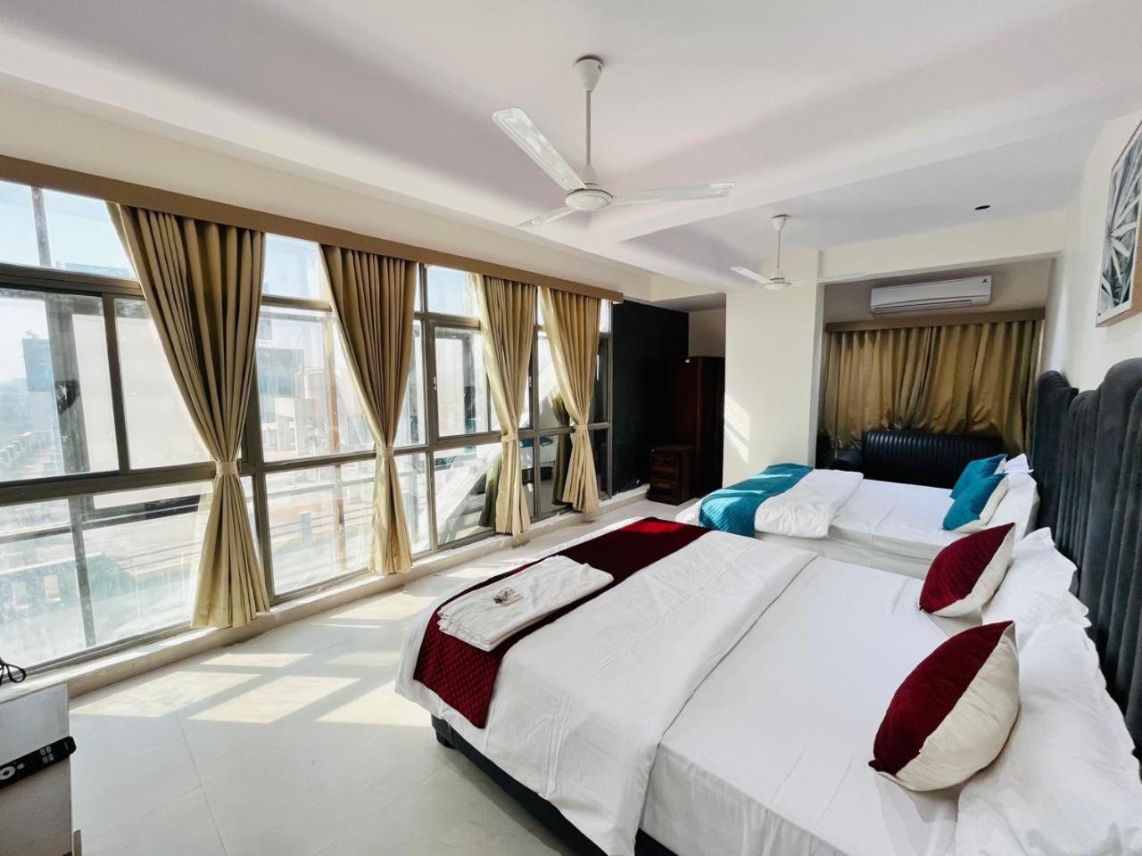 Hotel Royal Sky Morbi Exteriör bild