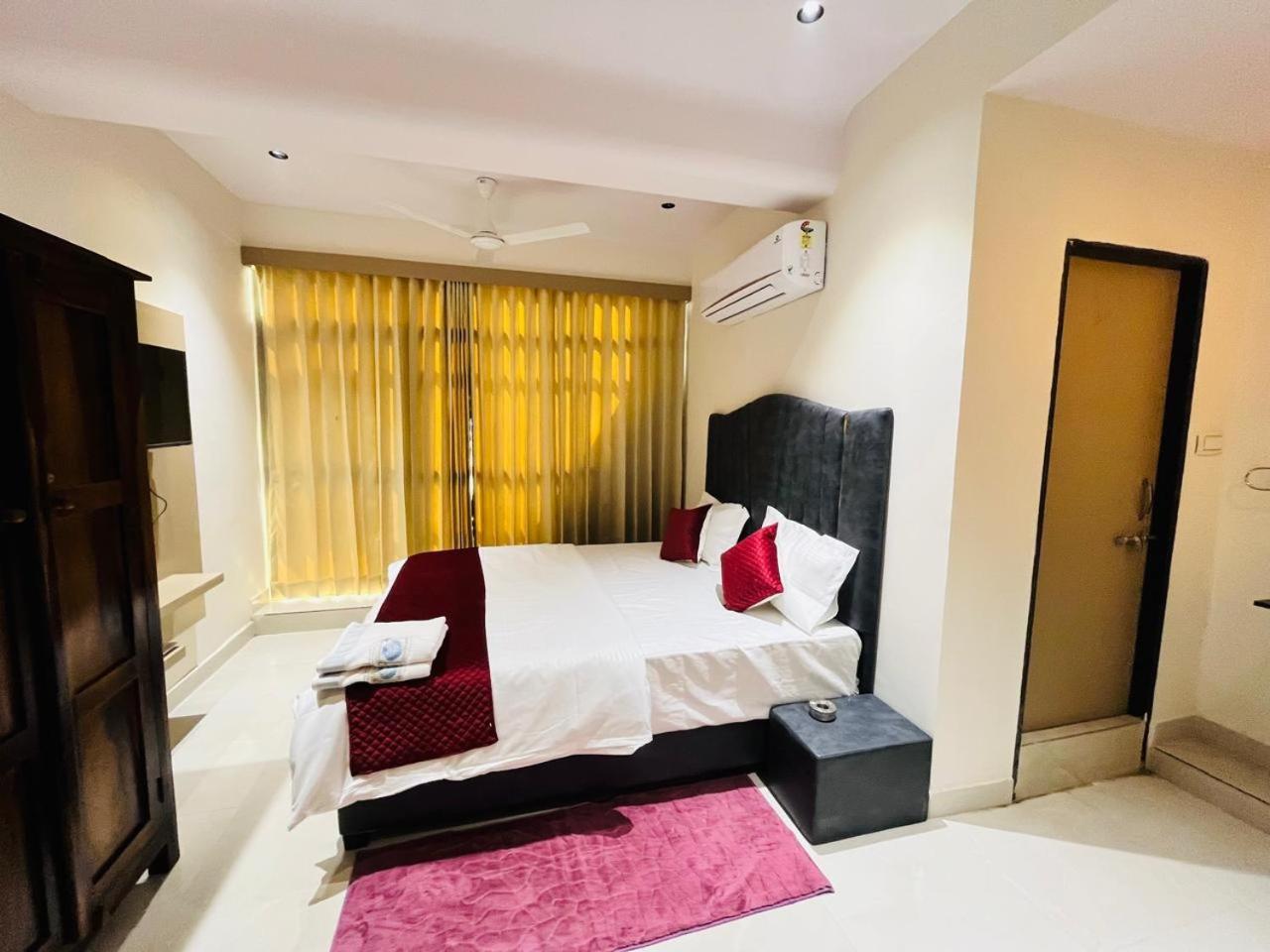 Hotel Royal Sky Morbi Exteriör bild
